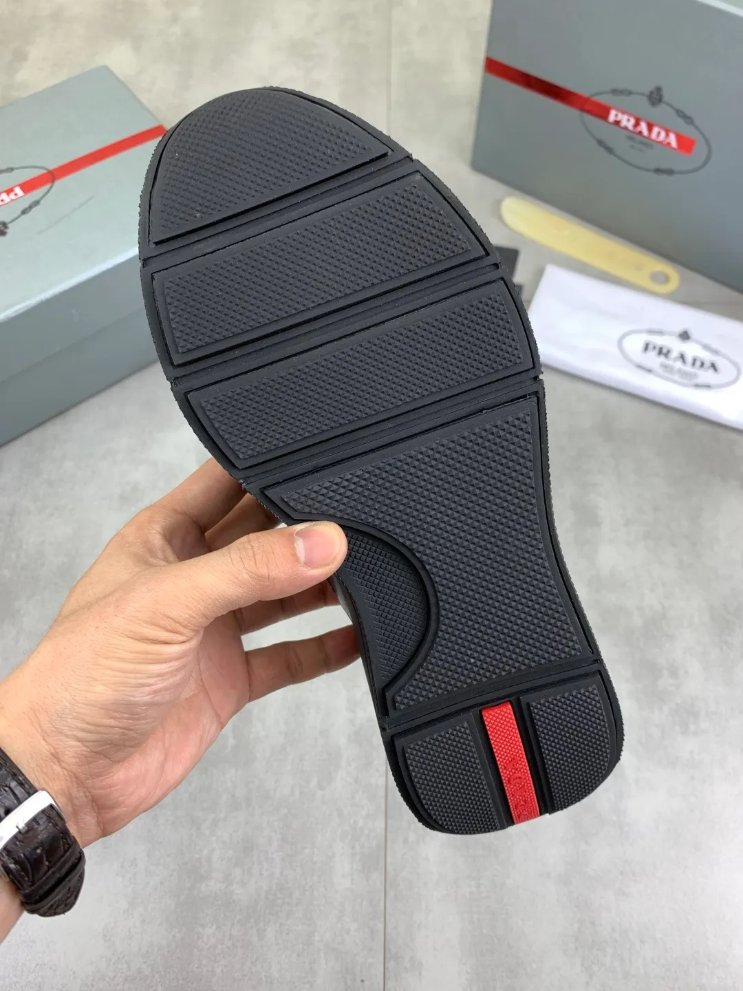 Men's men's shoes💰P600💰【New style】Top quality, classic popular models on the official website, timeless for a century,🆘 The trendy brand (Prada) mainly promotes popular models, avant-garde and versatile fashionable men's shoes, private version molding, cowhide surface splicing 1:1 oil edge processing... fashionable and simple, original imported cowhide interior cowhide feet; the atmosphere and personality are more fashionable, eye-catching and pursuing class. It will subvert old ideas and be a must-have for fashionistas who want to spend time with you! Must keep it! High-end comfort, high-end quality workmanship. Size: 38-44 4️⃣ colors available. full package